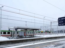 Przystanek Białystok Zielone Wzgórza - pociąg stoi przy peronie, fot Tomasz Łotowski PKP Polskie Linie Kolejowe SA
