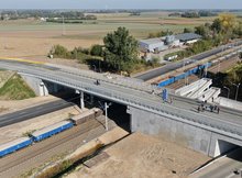 Pociąg towarowy jedzie pod wiaduktem drogowym w Czyżewie fot Artur Lewandowski PKP Polskie Linie Kolejowe SA