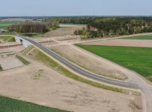 Porośl-Kije - wiadukt nad torami widok na układ drogowy fot Paweł Mieszkowski PKP Polskie Linie Kolejowe SA