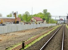 Ścianki nowego peronu na stacji Ełk Budowa rozjazdów na stacji Ełk fot Andrzej Puzewicz PKP Polskie Linie Kolejowe SA