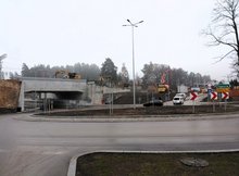 Tunel w Niewodnicy - samochody na rondzie.  fot Tomasz Łotowski PKP Polskie Linie Kolejowe S.A.