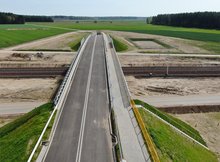 Porośl-Kije - wiadukt nad torami jedzie ciężarówka fot Paweł Mieszkowski PKP Polskie Linie Kolejowe SA
