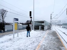 Przystanek Białystok Zielone Wzgórza - podróżny na peronie, fot Tomasz Łotowski PKP Polskie Linie Kolejowe SA