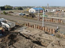 6 Czyżew cięzki sprzęt pracuje na budowie wiaduktu drogowego fot Artur Lewandowski PKP Polskie Linie Kolejowe SA