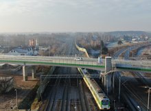 Wiadukt w Tłuszczu - jedzie samochód i pociąg, fot. Artur Lewandowski PKP Polskie Linie Kolejowe SA