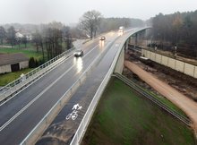 Mokra Wieś - wiadukt nad torami jadą samochody, fot. Artur Lewandowski PKP Polskie Linie Kolejowe SA (2)