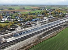 1 Czyżew pociąg podjeżdża do nowego peronu widok z drona fot Artur Lewandowski PKP Polskie Linie Kolejowe SA