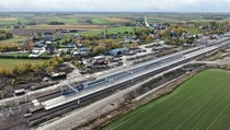 1 Czyżew pociąg podjeżdża do nowego peronu widok z drona fot Artur Lewandowski PKP Polskie Linie Kolejowe SA