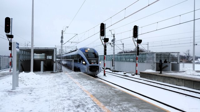 Przystanek Białystok Zielone Wzgórza - pociąg wjeżdża na nowy peron, fot Tomasz Łotowski PKP Polskie Linie Kolejowe SA