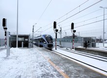Przystanek Białystok Zielone Wzgórza - pociąg wjeżdża na nowy peron, fot Tomasz Łotowski PKP Polskie Linie Kolejowe SA