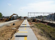 Stacja Ełk robotnicy pracują przy nowym peronie, fot. Tomasz Łotowski PKP Polskie Linie Kolejowe SA