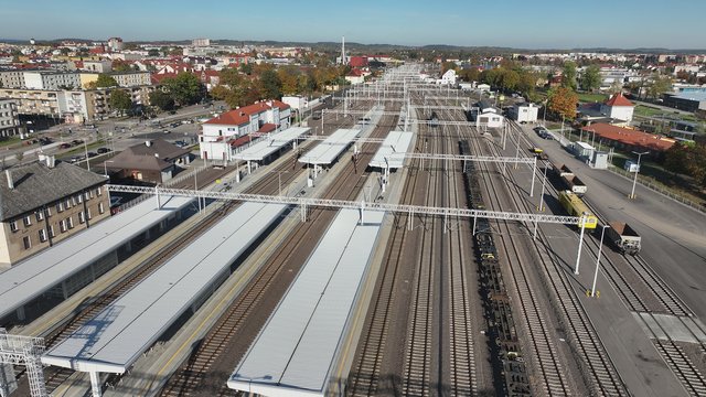 Stacja Ełk - widok z drona na perony fot Paweł Chamera PKP Polskie Linie Kolejowe SA