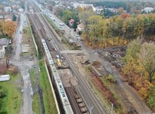 Kobyłka - budowa tunelu pod torami widok z drona jedzie pociąg, fot. Artur Lewandowski PKP Polskie Linie Kolejowe S.A.
