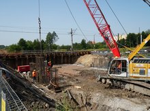 Ełk budowa wiaduktu kolejowego nad ul Towarową pracuje dźwig i robotnicy, fot. Tomasz Łotowski PKP Polskie Linie Kolejowe SA