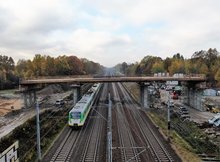 Kobyłka - pociąg jedzie pod budowanym wiaduktem drogowym, fot. Artur Lewandowski PKP Polskie Linie Kolejowe S.A.