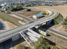 Pociąg pod wiaduktem drogowym w Czyżewie widok z drona. fot. Artur Lewandowski PKP Polskie Linie Kolejowe SA