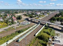 Tłuszcz - budowa wiaduktu dołem jedzie pociąg fot A Lewandowski PKP Polskie Linie Kolejowe SA