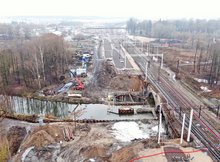 Budowa mostu nad rzeką Ełk i nowy układ torów pracuje sprzęt, fot. Paweł Chamera PKP Polskie Linie Kolejowe SA