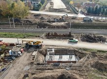 5 Czyżew robotnicy budują podpory wiaduktu drogowego fot Artur Lewandowski PKP Polskie Linie Kolejowe SA