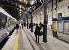 Stacja Białystok - pasażerowie wysiadają z pociągu. fot. Artur Lewandowski PKP Polskie Linie Kolejowe SA