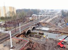 Budowa mostu nad rzeką Ełk pracuje sprzęt, fot. Paweł Chamera PKP Polskie Linie Kolejowe SA.