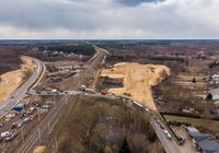 Budowa wiaduktu drogowego i dotychczasowy przejazd kolejowo-drogowy w Małkini, widok z lotu ptaka, fot. Łukasz Bryłowski