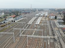Stacja w Ełku - widok z drona na nowe perony i tory fot Paweł Chamera PKP Polskie Linie Kolejowe SA