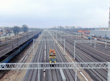 Prace na stacji Ełk Towarowy jedzie dwudrogowy pojazd technicznych, fot. Paweł Chamera PKP Polskie Linie Kolejowe SA