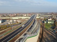 Tłuszcz - samochody jadą po wiadukcie nad torami, fot. Artur Lewandowski PKP Polskie Linie Kolejowe SA (1)