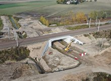 9 Siennica-Pietrasze koło Czyżewa sprzęt pracuje na budowie wiaduktu kolejowego fot Artur Lewandowski PKP Polskie Linie Kolejowe SA