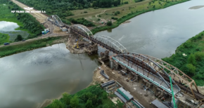 Kadr z filmu: Rail Baltica – postępy w budowie drugiej nitki nowego mostu na Bugu