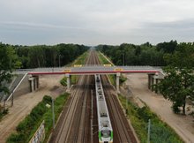 Wiadukt w Kobyłce, widok z drona, jedzie pociąg. Fot. Artur Lewandowski PKP Polskie Linie Kolejowe SA..