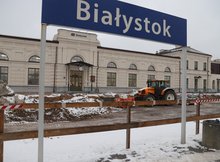 Prace modernizacyjne na stacji Białystok - koparka pracuje na stacji, fot. Wojciech Wojtkielewicz