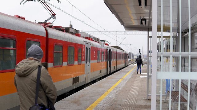 Przystanek Ełk Szyba Wschód - pasażerowie przy pociągu, fot. Szymon Grochowski PKP Polskie Linie Kolejowe SA