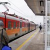 Przystanek Ełk Szyba Wschód - pasażerowie przy pociągu, fot. Szymon Grochowski PKP Polskie Linie Kolejowe SA