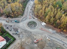 Kobyłka - budowa układu drogowego w pobliżu wiaduktu widok na rondo, fot. Artur Lewandowski PKP Polskie Linie Kolejowe S.A.