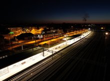 Nowy peron na stacji Ełk nocny widok z drona. fot. Szymon Grochowski PKP Polskie Linie Kolejowe SA