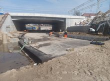 Konstrukcja zabezpieczająca przed wodą ul. Suwalską pod wiaduktem kolejowym fot Daniel Wysocki Budimex SA