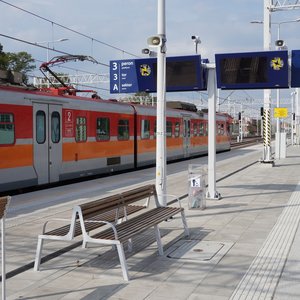 Widok z ziemi na świeżo zmodernizowaną stacje kolejową Ełk.