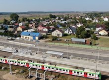 Nowy peron przystanku Uhowo, przy starym peronie pociąg widok z drona, fot. Artur Lewandowski PKP Polskie Linie Kolejowe S.A.