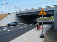 Wiadukt w Ełku ul Suwalska jadą samochody idą piesi fot Tomasz Łotowski PKP Polskie Linie Kolejowe SA