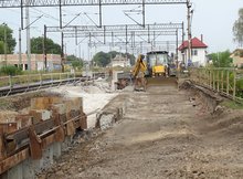 Koparka demontuje nawierzchnię mostu nad rzeką Ełk, fot. Andrzej Puzewicz PKP Polskie Linie Kolejowe SA