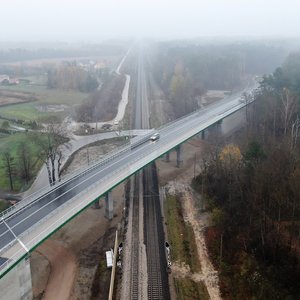Mokra Wieś - wiadukt nad torami jadą samochody, fot. Artur Lewandowski PKP Polskie Linie Kolejowe SA (1)