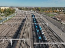 Stacja Ełk widok na tory towarowe stoją pociągi fot Paweł Chamera PKP Polskie Linie Kolejowe SA