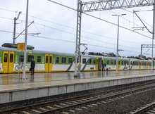 2 Czyżew pasażerowie wiadają do pociągu z nowego peronu fot Łukasz Bryłowski PKP Polskie Linie Kolejowe SA