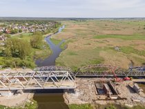 Budowa mostu nad Narwią w Uhowie widok na tereny zalewowe fot Łukasz Bryłowski PKP Polskie Linie Kolejowe SA