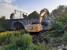 Ciężki sprzęt demontuje stary most kolejowy w Ełku, fot. Daniel Wysocki Budimex SA
