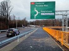 Wiadukt drogowy w Szepietowie, jadą samochody, fot. Ł. Bryłowski, PKP Polskie Linie Kolejowe S.A