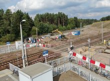 Topór - ciężki sprzęt pracuje na budowie przejścia podziemnego, fot Artur Lewandowski PKP Polskie Linie Kolejowe SA