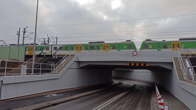 Tunel pod torami w Zielonce, w oddali pociąg pasażerski fot. Martyn Janduła